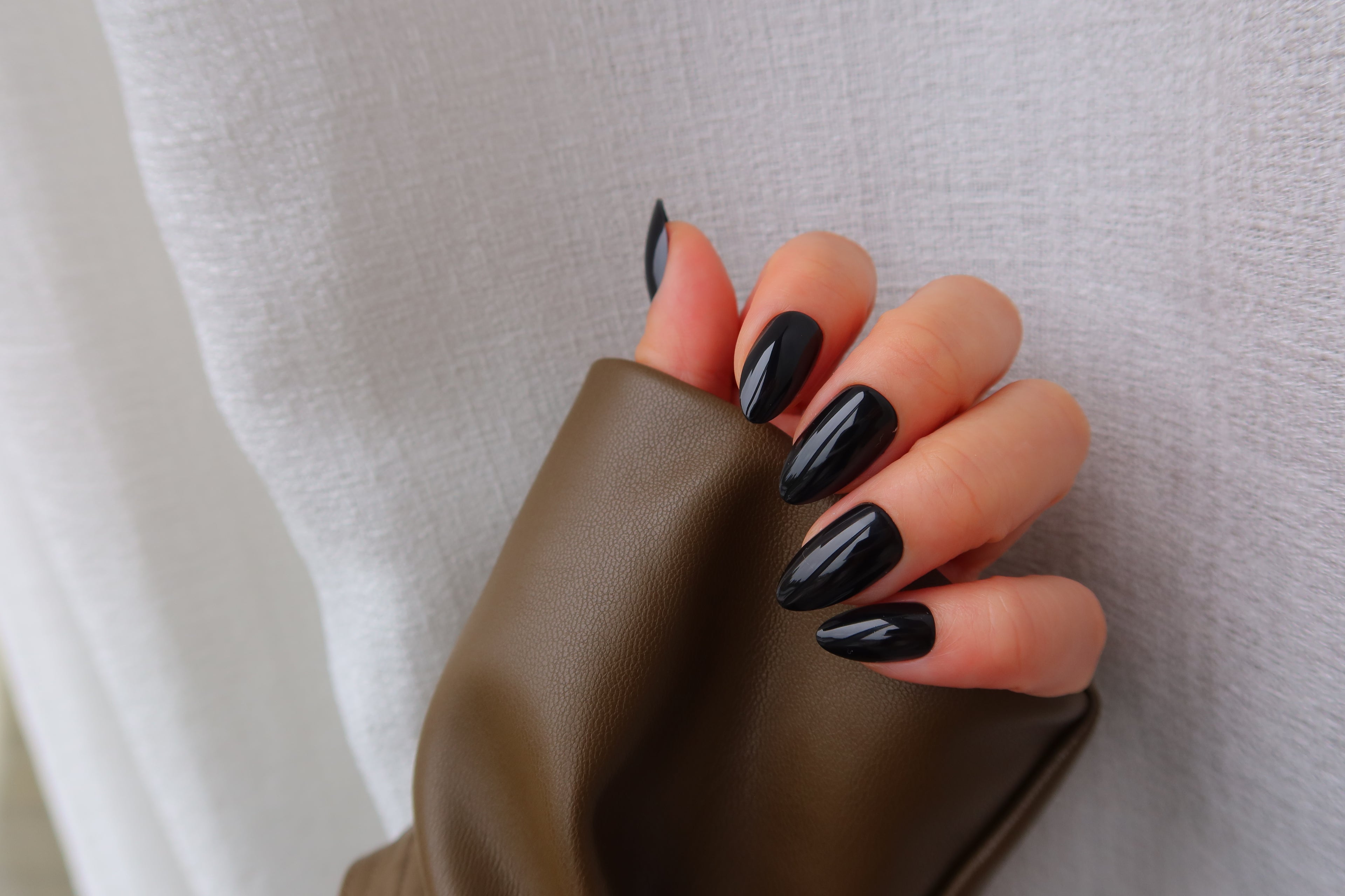 Prada Noir (soft-gel•short almond)