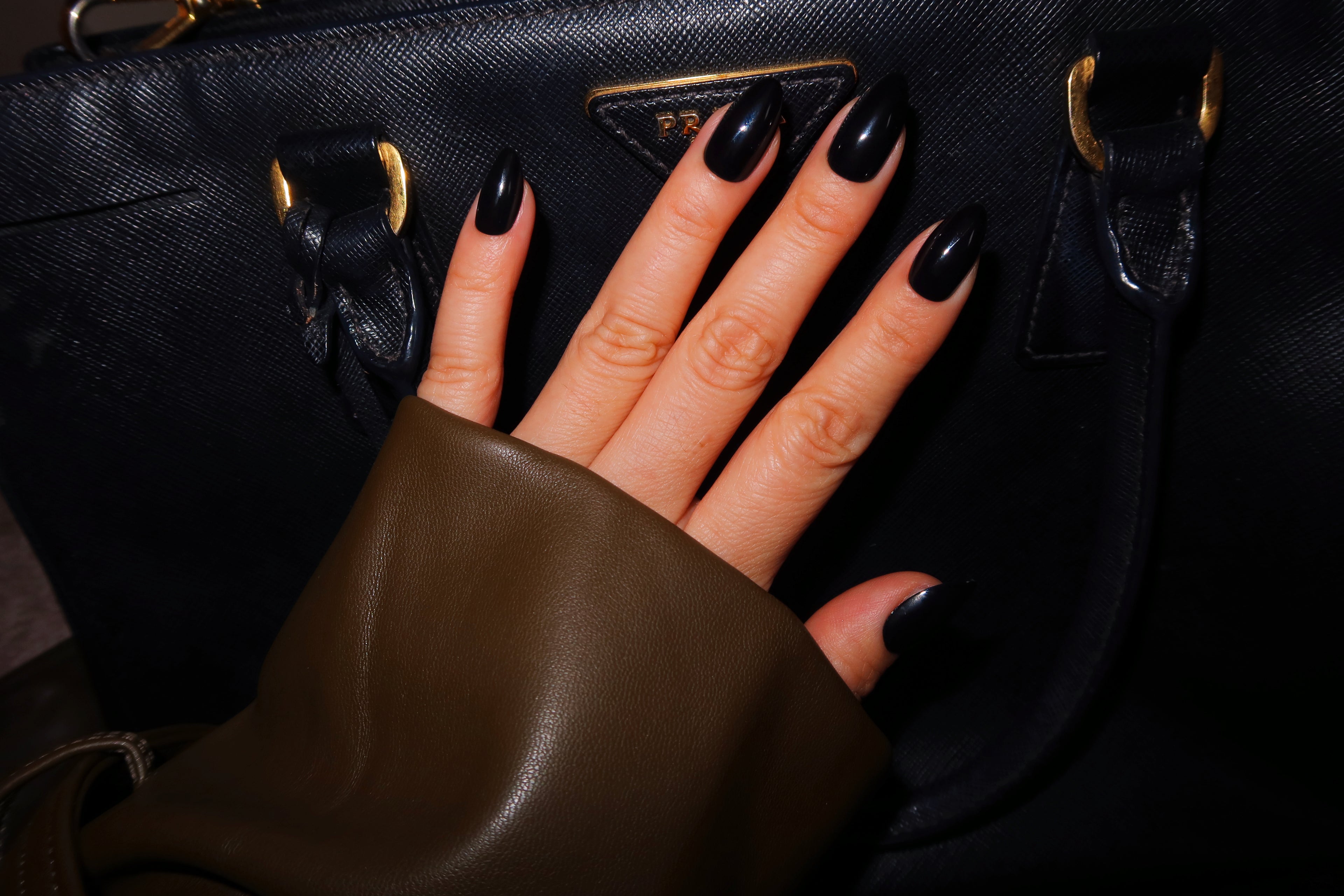 Prada Noir (soft-gel•short almond)
